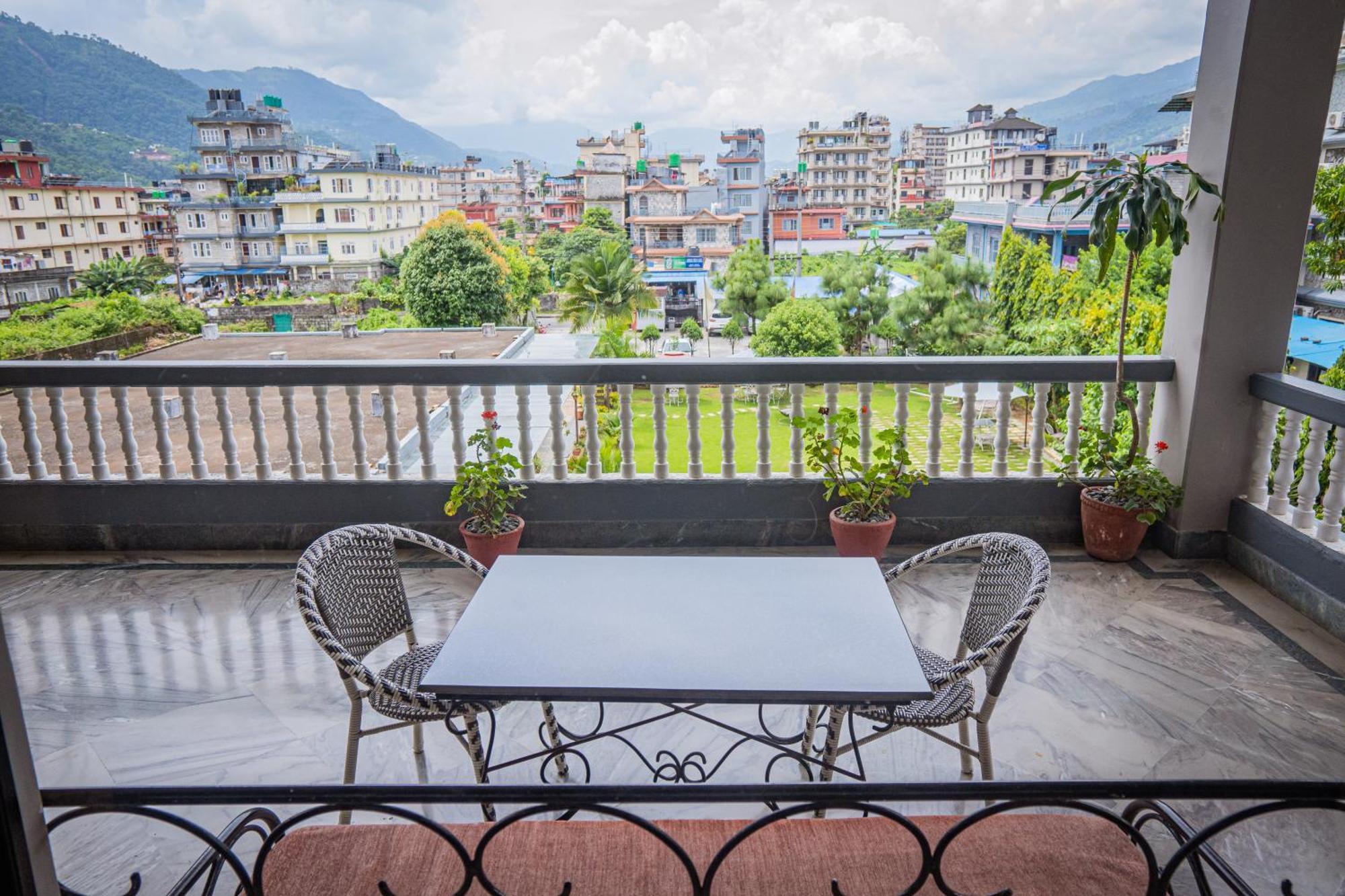 Hotel Crown Himalayas Pokhara Bagian luar foto